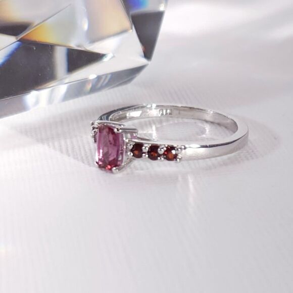 Bixbite and Garnet Ring Size 8 - Picture 4 of 8